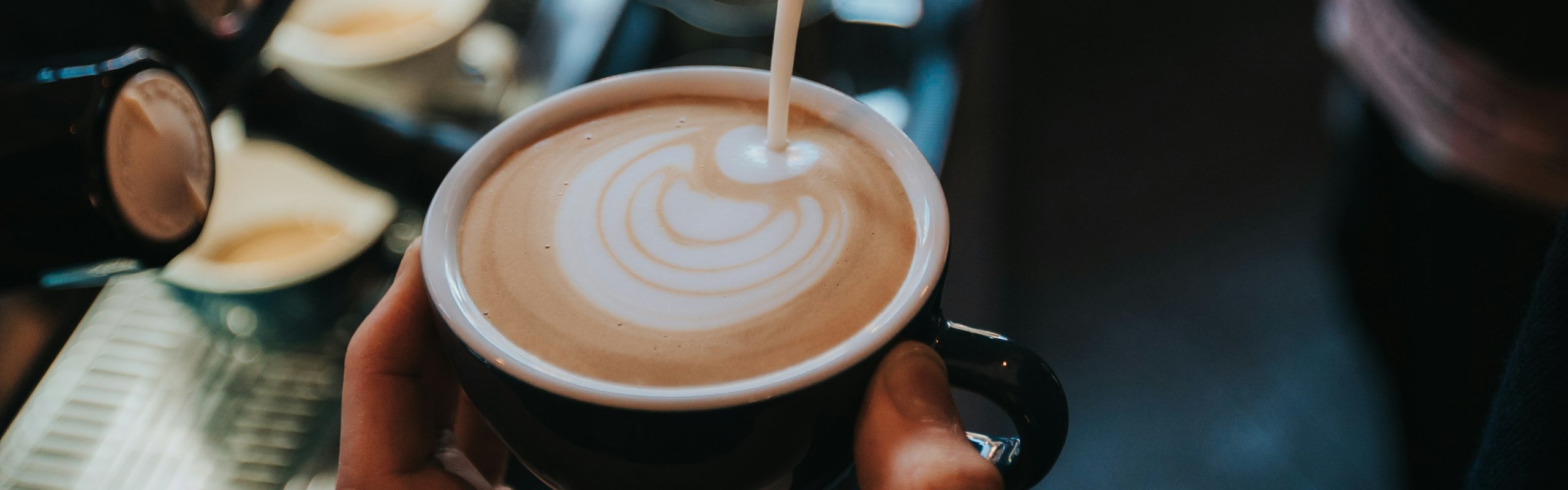 Barista sirviendo un latte