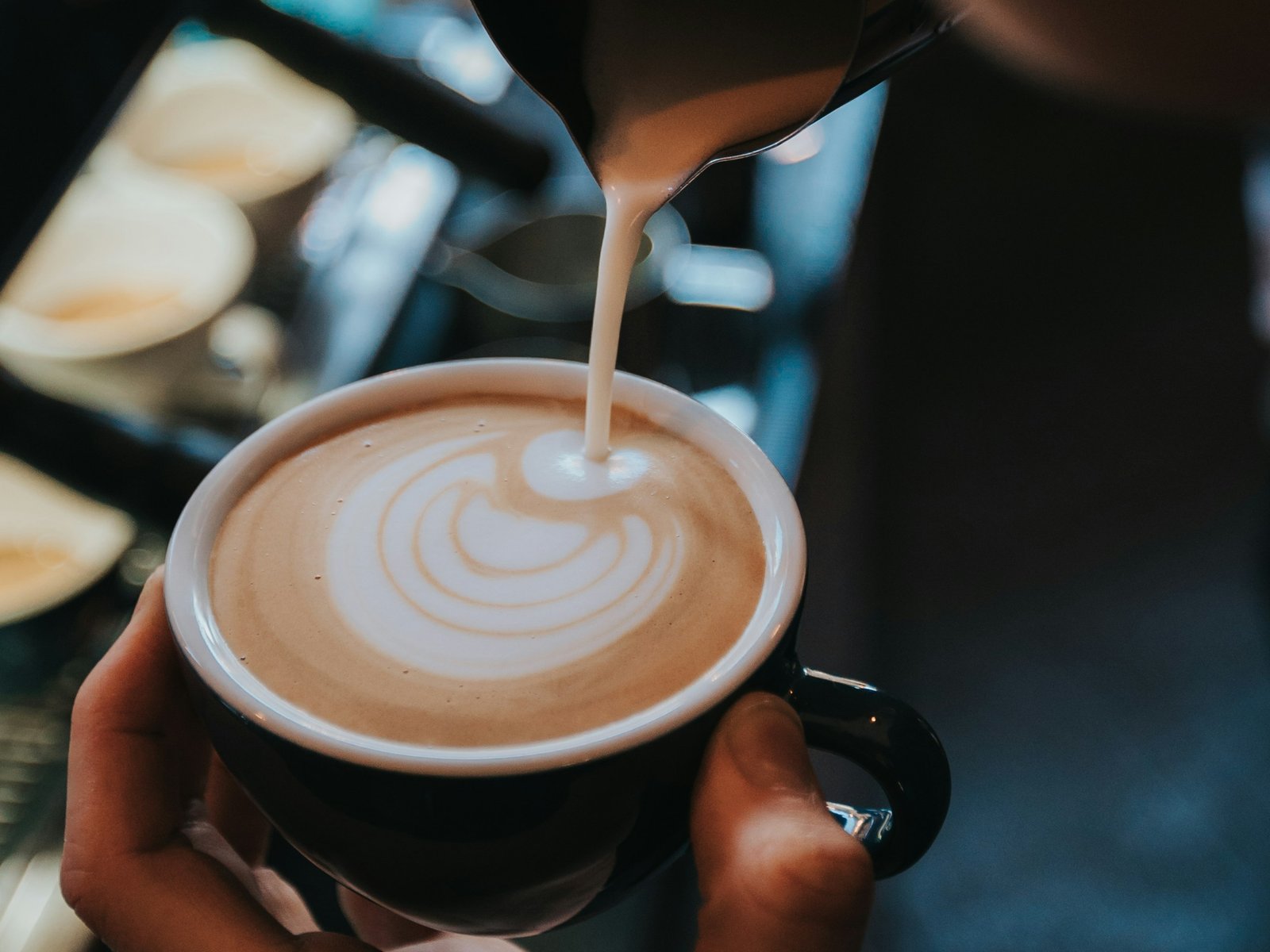 Barista preparando un latte